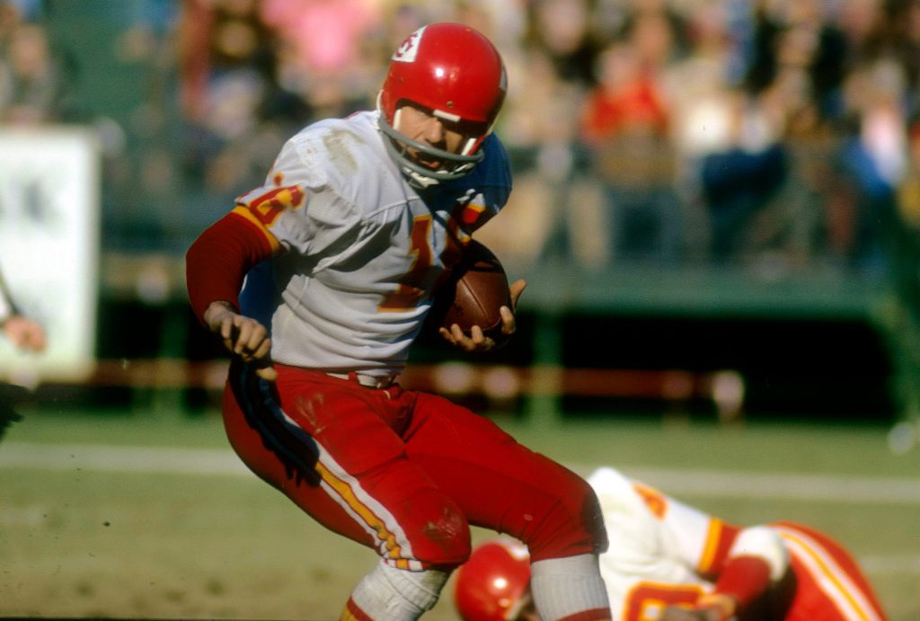 Lynne Dawson dodges the ball against the Atlanta Falcons during their December 17, 1972 game at Atlanta Fulton County Stadium in Atlanta.