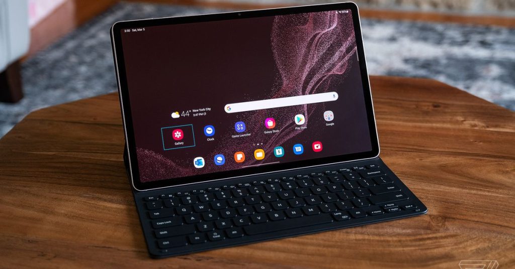 Android 12L-based update arrives on Galaxy Tab S8